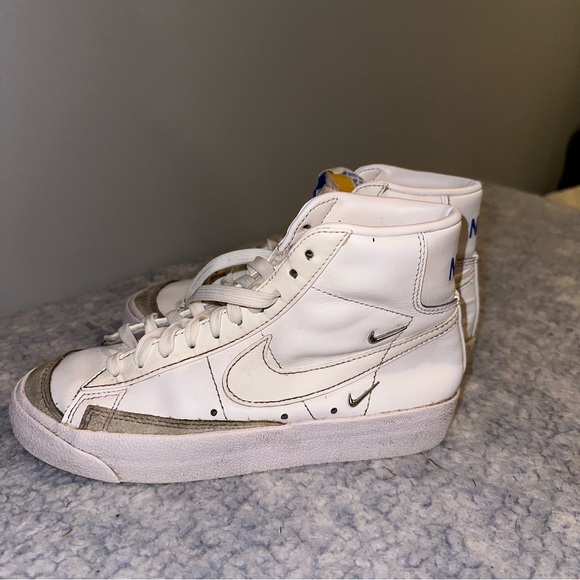 Nike Women’s Blazer Mid ‘77 Shoes Size 5 - Picture 2 of 8